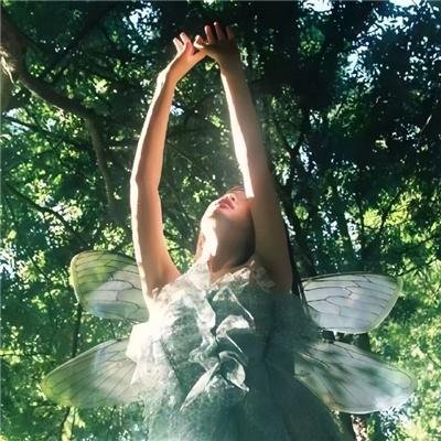 莹莹烛火照红妆